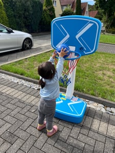 COSTWAY Zwembadbasketballmandje & volleyballnet, zwemspelletje, waterspeelgoed met voetstuk, inclusief 2 basketbal, 1 volleybal, 1 luchtpomp en 2 netten Klantenfoto 2
