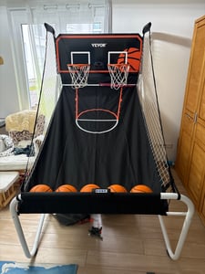 VEVOR gioco di basket indoor per 2 giocatori, macchina da basket, supporto per pallacanestro con 5 palloni & 8 modalità di gioco & 2 canestri & tabellone & pompa di gonfiaggio, per bambini, adulti (nero) Foto del cliente 1