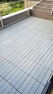 WPC Terrassenfliesen 30x30 cm mit Klicksystem, Grau 2 m² - 22 Fliesen für Balkon Kunden-Foto 1