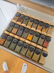sada 2 bambusových 3-poschodových organizérov do zásuvky s 24 koreničkami s bambusovými viečkami, sada kuchynských organizérov s 280 štítkami na korenie, kefkou a lievikom - Deco Haus Fotografia od zákazníka č. 7