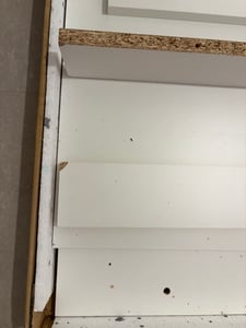 Schwebetürenschrank LION, Schlafzimmer, Kleiderschrank Schrank 150 cm Weiß/Weiß mit Spiegel, alufarbene PVC-Griffe Kunden-Foto 4