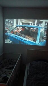 ZELURXX Mini Beamer 1080P Full HD WiFi Projektor mit HiFi Lautsprecher, Tragbarer Beamer für Heimkino, 120 Zoll Großbild, schwarz Kunden-Foto 1