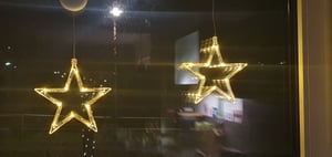 LED stelle di Natale luci di finestra 2 pezzi bianco caldo LED stelle luci finestra stelle appese luci a batteria decorazione di Natale porta casa festa decorazione Foto del cliente 1