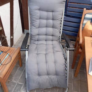 LZQ Gartenliege Klappbar bis 160 kg, Gepolsterter Liegestuhl mit Kopfkissen, Getränkehalter & Seitentasche, Stahlrahmen Relaxliege für Garten, Terrasse & Camping, Schwarz Kunden-Foto 2