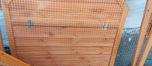 Wiltec Hühnerstall 1535 x 525 x 685  mm hellgrau mit Freilauf und Schlafhaus aus Holz, Hühnerhaus mit Unterschlupf, Gitter und Kotwanne verzinkt Kunden-Foto 14