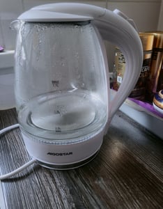 Aigostar Elektrischer Glas Wasserkocher mit LED-Beleuchtung, 2200 Watt, 1,7 Liter, kochtrocknender Schutz, BPA-frei, weiß Kunden-Foto 1