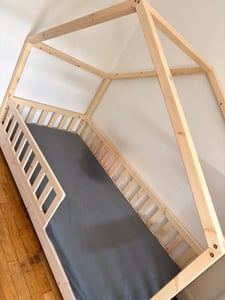 Crazy Pine Hausbett mit Schubladen 80x160 cm – Kinderbett aus Naturholz in Weiß – Bodenbett mit Stauraum und Abnehmbarer Barriere - Crazy House Kunden-Foto 5