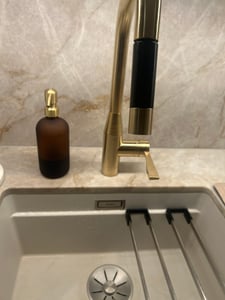 Natural Goods Berlin KLEAN Seifenspender mit Etiketten, hochwertiger & nachfüllbarer Seifenspender für Küche & Bad, matt Braun, Edelstahl Pumpkopf Gold, 500 ml Kunden-Foto 1