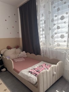 Letto per bambini Flieks imbottito 140x200cm con cuscino, letto matrimoniale a terra con rete a doghe e protezione anticaduta, letto per bambini con rivestimento in velluto, beige Foto del cliente 1