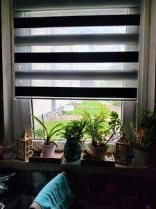 Sonello Doppelrollo Klemmfix ohne Bohren Duo Rollo Klemmrollo Sonnenschutzrollo Fensterrollo für Fenster & Türen Zebrarollo Seitenzugrollo 60cm x 150cm Schwarz/Weiß Kunden-Foto 1