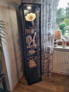 K-Möbel Glasvitrine stehend in Buche (176x37x33 cm) mit 4 höhenverstellbaren Glasböden & LED -- Standvitrine - Vitrinenschrank - Sammlervitrine Kunden-Foto 5