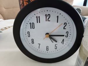 BEARWARE Wecker analog, rund, lautes Klingeln, großes Ziffernblatt, ohne Ticken, Batteriebetrieb, einfache Bedienung, seniorentauglich Kunden-Foto 1