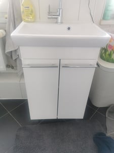 Lackierter, freistehender Badezimmerschrank mit Waschbecken 55x80cm, weiß glänzend Capri Kunden-Foto 4
