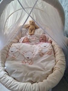 Stubenwagen aus Weide und Holz für Babys Weiß Großen Rädern Komplett Set Beige Haube mit Moskitonetz Bettwäsche Set und Matratze Kunden-Foto 2
