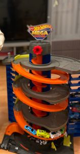 Hot Wheels City Nemesis Lab Gorilla Set inkl. 1 Spielzeugauto, Zubehör Kunden-Foto 1