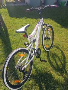 Bergsteiger Kodiak 24 Zoll Kinderfahrrad, geeignet für 8, 9, 10, 11 Jahre, Scheibenbremse, Shimano 21 Gang-Schaltung, Mountainbike mit Vollfederung, Mädchen-Fahrrad Kunden-Foto 3