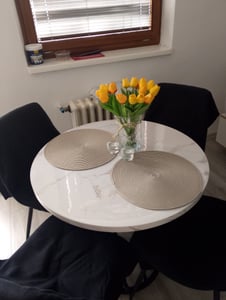 Flieks Eettafel, rond, eikenhout met zwarte poten, lichtgewicht en luxe tafel, geschikt als keukentafel voor eetkamer of woonkamer, 80x80x76 cm, wit Klantenfoto 1
