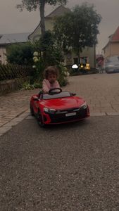 Audi RS e-tron GT  Kinderauto Kinder Elektroauto 12V mit Musik，breitem Sitz, verstellbarem Sicherheitsgurt Schwarz Kunden-Foto 17