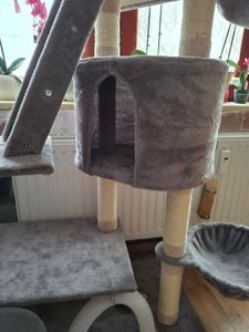 HAPPYPET Kratzbaum deckenhoch 260 cm hoch, Kletterbaum SAM – Großer XXL Katzenbaum Stabil für mehrere Katzen, stabile 8 cm Säulen, mit Zubehör, Beige Kunden-Foto 7