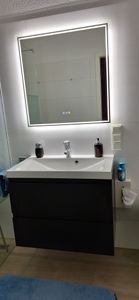 WISFOR LED Badspiegel 90×70cm Badspiegel mit Beleuchtung Badezimmerspiegel Wandspiegel mit Touchschalter Beschlagfrei Dimmbar Kunden-Foto 2