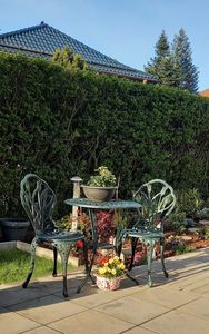 Yaheetech 3-częściowy zestaw ogrodowy, zestaw bistro z odlewu aluminiowego, w tym 1 stół ogrodowy i 2 krzesła, zestaw ogrodowy na balkon, kolor brązowy Zdjęcie produktu od klienta nr 6
