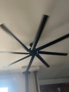 SucceBuy 213 cm Deckenventilator ohne Licht, 6-Gang-Fernbedienung, 8 Flügel aus Aluminium, umkehrbarer Gleichstrommotor, moderner Unterputz-Außenventilator für Schlafzimmer, Wohnzimmer, Terrasse Kunden-Foto 1