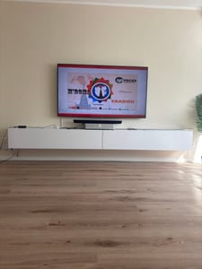 Lavagna TV 140 cm di larghezza KASCHMIR Mobile TV sospeso o in piedi Lavagna sospesa Mobile per soggiorno Armadio a muro MATT Foto del cliente 2
