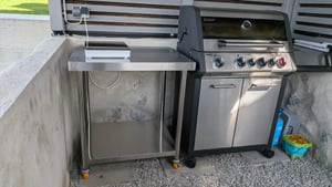 LARS360 mobiele roestvrijstalen werkbank op 4 wielen, in hoogte verstelbaar, dubbellaags, geschikt als werkbank en grillwagen, belastbaar tot 300 kg, flexibel voor gebruik in de horeca, evenementen, afmetingen L 85 x B 61 x H 60 cm Klantenfoto 1