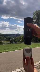 Outin OTEM-01-PW Przenośny elektryczny ekspres do kawy, Weiß, Kaffeekapsel, Gemahlener Kaffee, 20 bar, 92 °C, 7500 mAh, 2,5 h Kunden-Foto 1