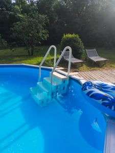 SucceBuy-Schwimmbadleiter, 4-stufige Doppelhandlauftreppe mit rutschfesten Hochleistungsstufen, maximale Tragkraft 180 kg, für 122-137 cm große eingebaute und oberirdische Pools, milchweiß Kunden-Foto 1