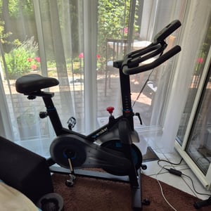 [2026 MODELL] Wenoker Heimtrainer Fahrrad mit Verstellbarem Magnetwiderstand, Ergometer Hometrainer Fahrrad mit APP, Leises Fitnessbike Bis 160kg Kunden-Foto 1