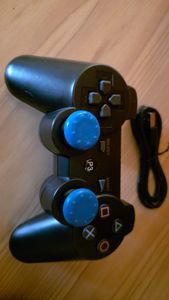 Optizium Wireless Controller - Schwarz - kompatibel mit PS3 Controller - verbessertem Joystick - wiederaufladbare Batterie - Bewegungssteuerung - Doppelschock Kunden-Foto 1
