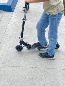 FOXSPORT Roller, Kinder Scooter, Cityroller, Tretroller, LED Räder, höhenverstellbar, klappbar, mit Handbremse, belastbar bis 100 kg, Rosa Kunden-Foto 3