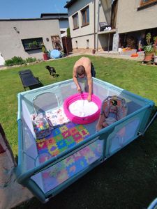 Laufstall Baby Laufgitter 150*180cm Krabbelgitter mit atmungsaktivem Netz und Rutschfester Basis für Kinder im Innen- und Außenbereich Grün Kunden-Foto 1