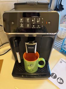 Philips Kaffeevollautomat 2200 Series, 2 Kaffeespezialitäten, Milchaufschäumer, Intuitives Touchdisplay, Grau (EP2224/10) Kunden-Foto 4