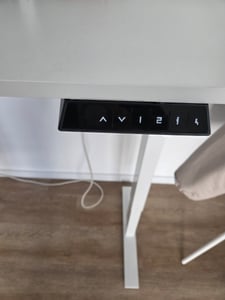 SANODESK QS1 Výškově nastavitelný stůl 140 x 60 cm, elektrický, 4 paměťové funkce, ochrana proti kolizím, nosnost 70 kg, háčky, vedení kabelů (černý) Fotografie od zákazníka č. 2
