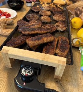 Bestron elektrischer Tischgrill, XL Teppanyaki Grillplatte im Asia Design, Grillspaß für 6 Personen, extra große Grillfläche, 1.800 W, Farbe: Schwarz Kunden-Foto 1