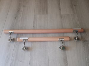 Corrimano in faggio Clanmacy da 80 cm con staffa angolare Set di corrimano per ringhiera a muro a gradini Foto del cliente 1