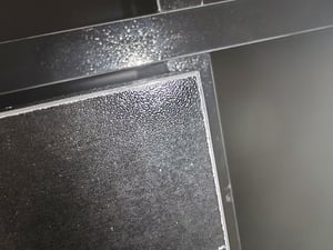 Merax hoge kast met LED-verlichting en glazen vitrine, vrijstaande kast voor de woonkamer met 13 vakken en 4 lades, boekenkast/opbergkast, zwart Klantenfoto 3