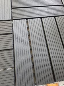 ECD Germany WPC Terrassenfliesen, 30x30 cm, 55er Spar Set für 5m², Anthrazit in Holzoptik, für Garten Balkon Bodenbelag mit Drainage und Klicksystem Kunden-Foto 5