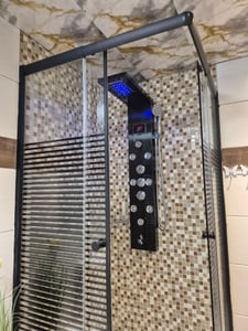 Jayseuw Duschpaneel für Badezimmer Hydromassagen Duschsystem Regendusche Multifunktionales Duschpaneel 5 große Massagedüsen Duschsäule, Silber Kunden-Foto 1