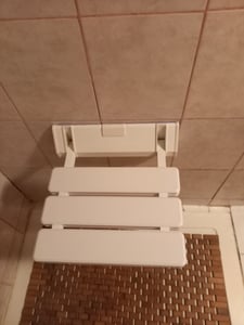 Siège de douche rabattable mural Salle de bain Tabouret de douche Chaise de douche blanc Photo du client 2