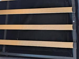 Čalouněná postel Fortuna Lai 140x200 cm s USB a zásuvkami, postel pro mladé Manželská postel s roštem a úložným prostorem, úložná postel s LED diodou, povlečení, černá barva Fotografie od zákazníka č. 8
