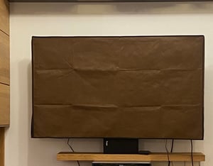 kwmobile 65" TV Abdeckung Indoor - Fernseher Hülle Bildschirmschutz Abdeckung - TV Bildschirm Staubschutzhülle - Fernsehabdeckung - Hellgrau Kunden-Foto 1