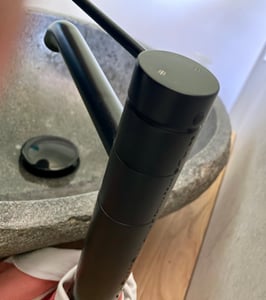 Homelody Edelstahl Badarmatur Schwarz Waschbecken hohe Mischbatterien 360° Schwenkbar Waschtischarmatur mit 1 1/4 Zoll Messing Ventil Ablauf Kunden-Foto 2