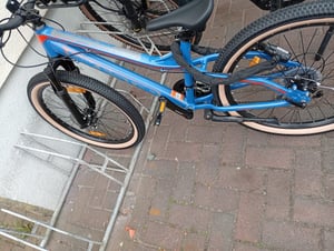 BIKESTAR Kinder Jugend Mountainbike 24 Zoll ab 9 Jahre | 21 Gang Hardtail MTB Sport Scheibenbremse Federgabel | Schwarz Grün Kunden-Foto 2