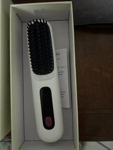 Kabellose 2-in-1 Glättbürste & Lockenstab, Keramikbeschichtung, tragbar & wiederaufladbar, ideal für Reisen, schnelles Styling für jedes Haar. Kunden-Foto 1