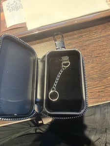 Auto Keyless Go Schutz Auto Schlüsseletuis Signal Abschirmung Box Anti Diebstahl Leder Box mit Haken und Schlüsselring Kunden-Foto 2