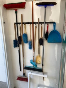 TOJ Living Besenhalterung wand - Gartengeräte - Besen halterung - Wandhalterung besen - Gerätehalter - 7 Halterungen - 8 Hooks - 82CM - Edelstahl - Schwarz Fotografie od zákazníka č. 1
