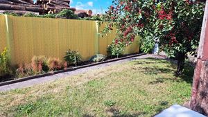 UISEBRT Sichtschutzmatte PVC Sichtschutzzaun Grün Windschutz fur Garten Balkon und Terrasse 90x1000cm Stabile W-Form Kunden-Foto 1
